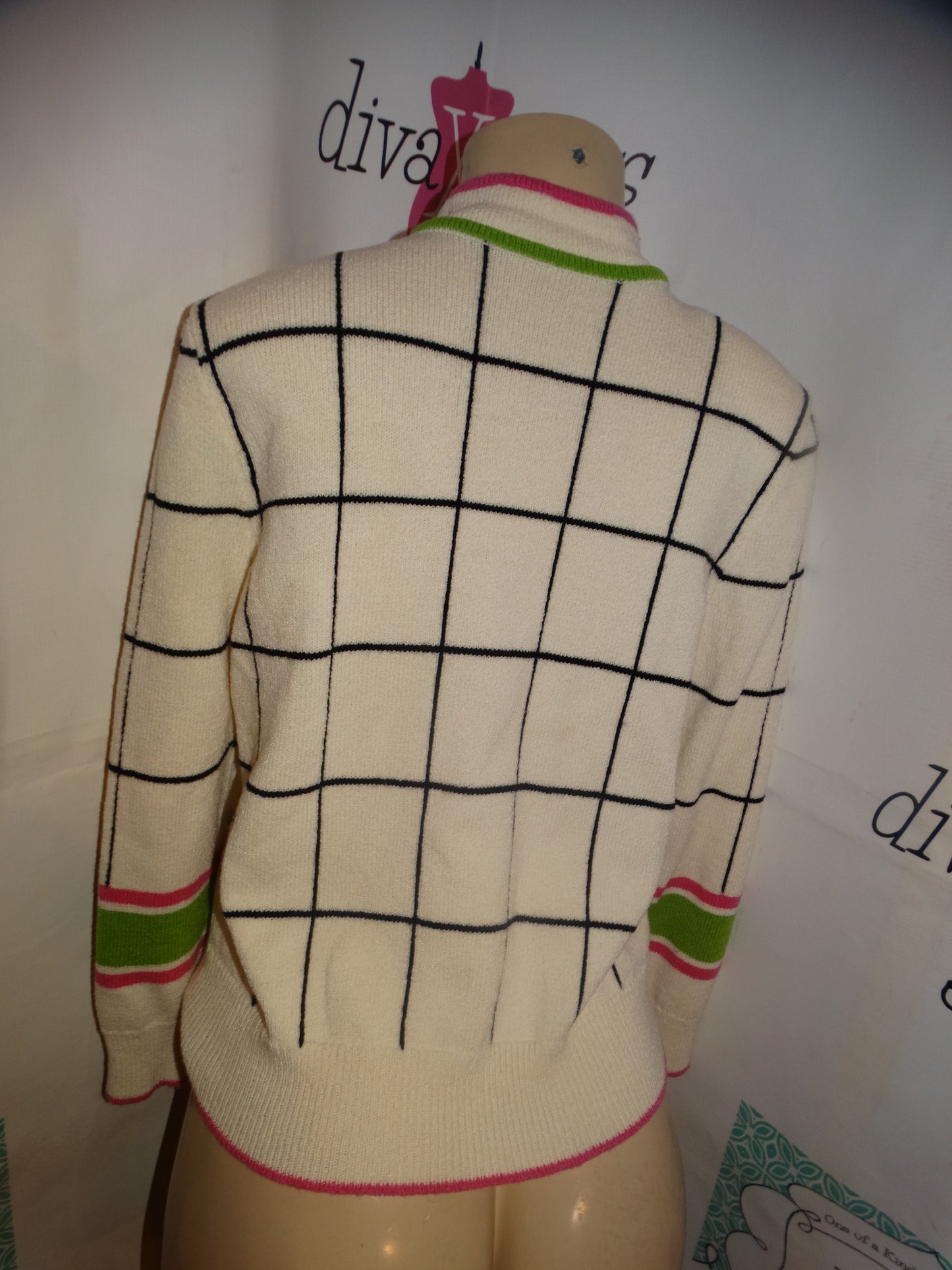 Vintage White Black/White Pink Sweater Size M