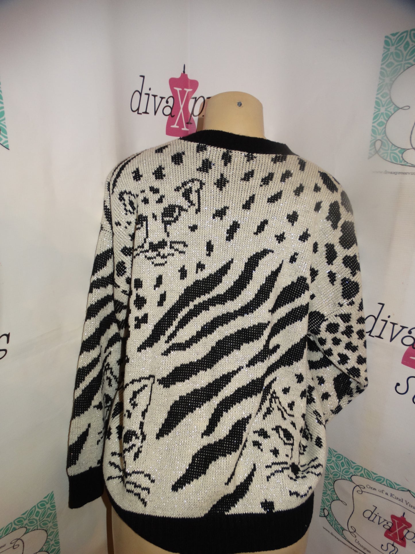 Vintage White Tiger Sweater Size M