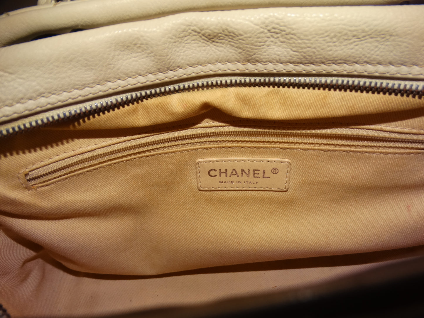 CHANEL White Outdoor Ligne Diamond Stitch Caviar Leather Shoulder Bag