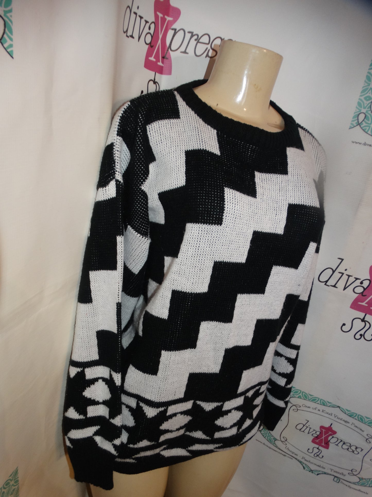 Vintage Jeana Black/White Sweater Size M