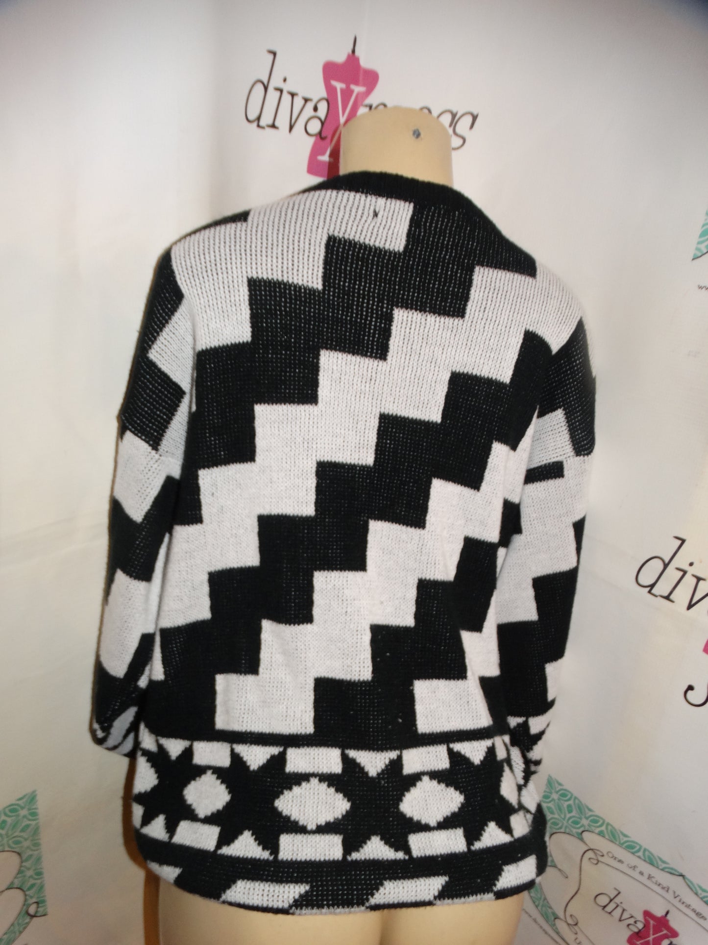 Vintage Jeana Black/White Sweater Size M