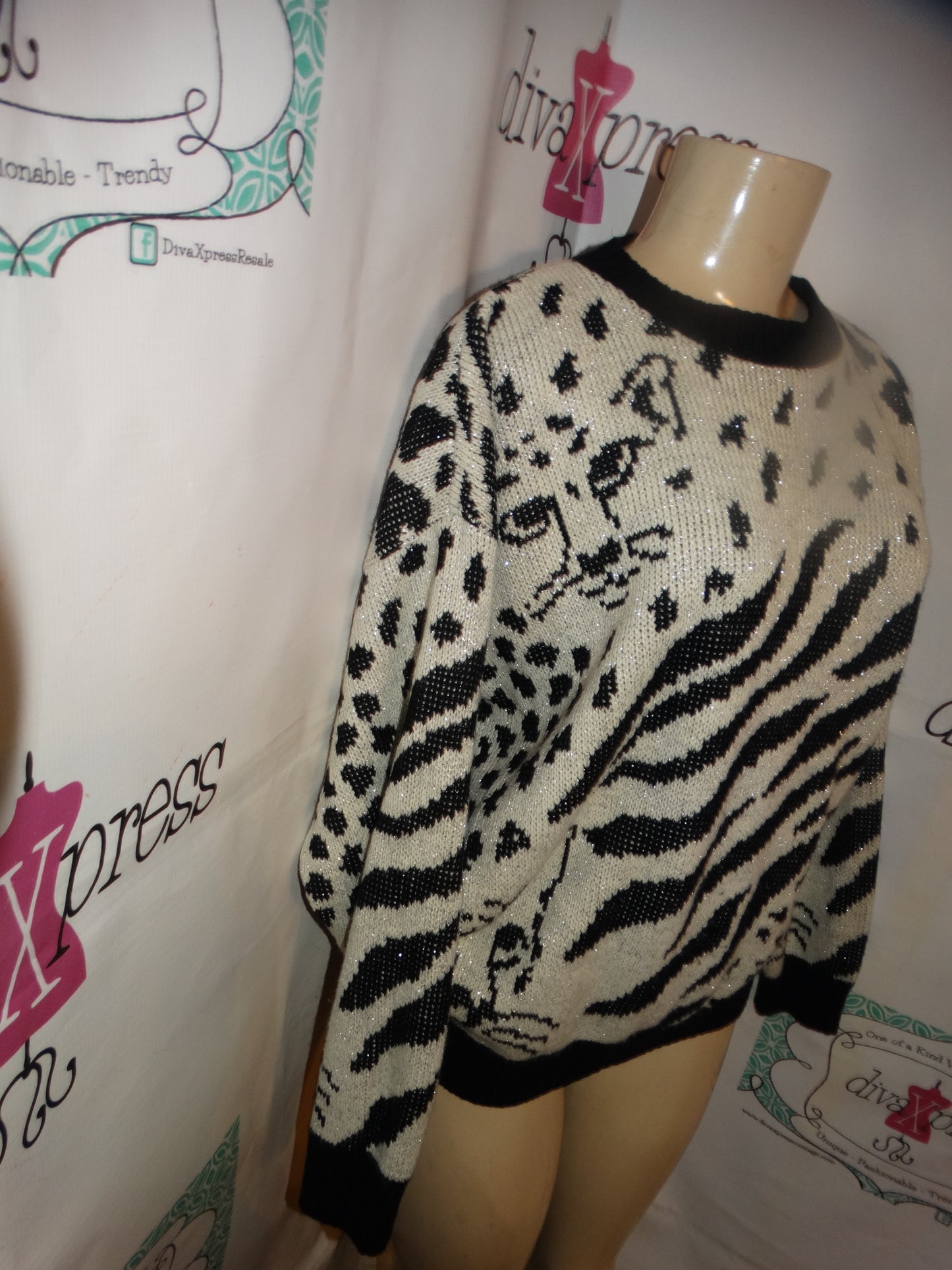Vintage White Tiger Sweater Size M
