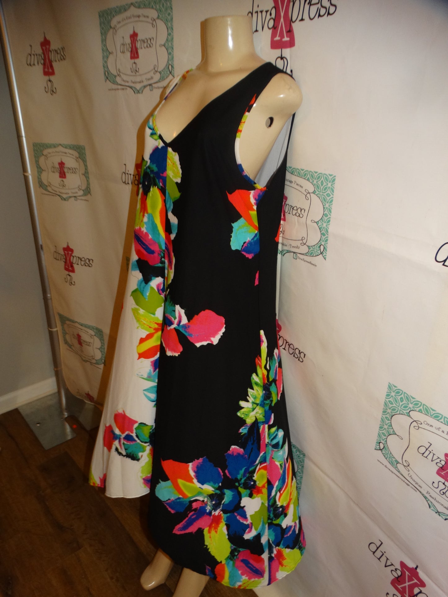 Jordan Vass White/Black Colorful Dress Size XL