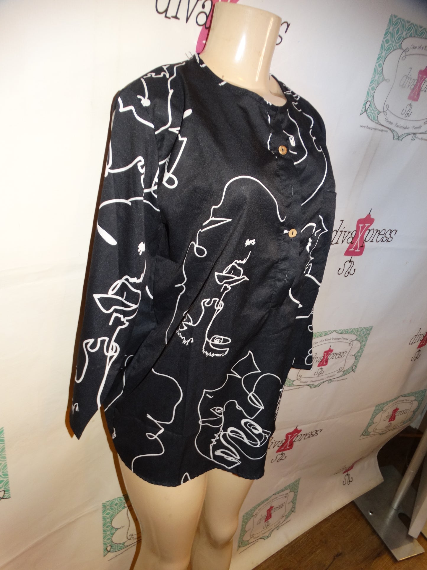 Black/White Face Top Size M