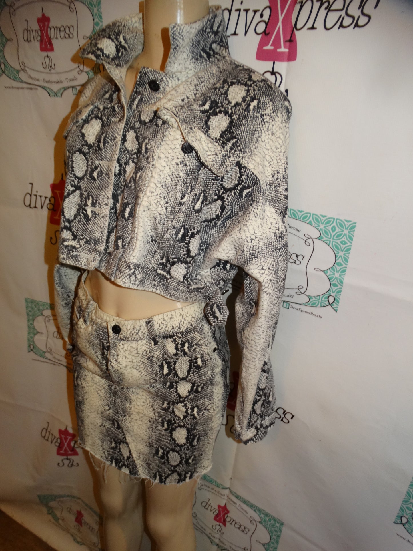 Noble U Snake Skin Print 2 Piece Skirt Set Size M