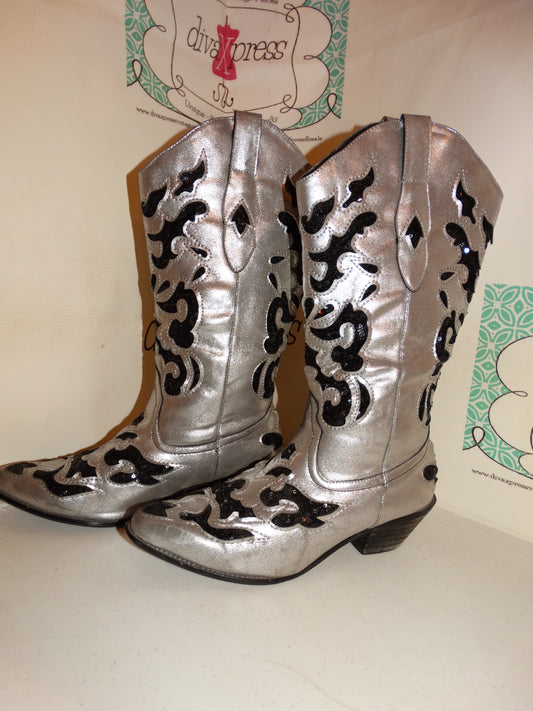Vintage Via Vento Siliver/Black Boots Size 9