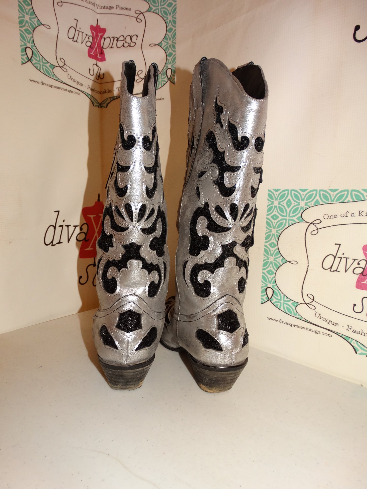 Vintage Via Vento Siliver/Black Boots Size 9